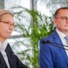 Alice Weidel, Fraktionsvorsitzende der AfD, und Tino Chrupalla, AfD-Bundesvorsitzender und Fraktionsvorsitzender der AfD, geben zu Beginn der Fraktionssitzung ihrer Partei ein Pressestatement.