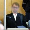 Der Angeklagte sitzt hinter Panzerglas im Gerichtssaal des Oberlandesgerichts Düsseldorf. Er muss sich als mutmaßlicher Terrorist der rechten «Kaiserreichsgruppe» verantworten.