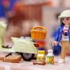 Eine Playmobil-Figur mit Vespa aus der Kidult-Reihe steht im Vorfeld der Spielwarenmesse am Stand von Playmobil.