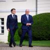 Bundespräsident Frank-Walter Steinmeier (r) und Emmanuel Macron, Präsident von Frankreich.