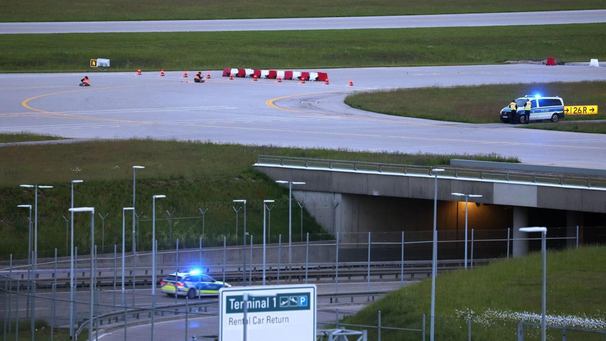 Klimaaktivisten Legen Münchner Airport Zum Ferienbeginn Lahm