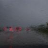 Autos sind während heftigen Regens auf der Autobahn 93 (A93) zu sehen.
