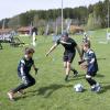 Ex-Profi-Torhüter Kai Fritz zeigt jungen Fußball-Torhütern, wie sie zur "lebendigen Mauer" werden.  