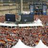 Ausgelassene deutsche Fußballfans feiern am 20.06.2006 bei einem Public Viewing.