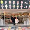 Silvan Daniel Lora und seine Frau Julia Maria Pusch freuen sich über die gelungene Modernisierung ihres Eiscafés Tropical.  Hier an der neuen großen Eistheke. 