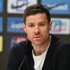 Leverkusens Cheftrainer Xabi Alonso spricht während einer Pressekonferenz.