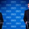 Markus Söder (CSU, r), Ministerpräsident von Bayern und Parteivorsitzender, und Manfred Weber, Vorsitzender der EVP Fraktion im Europaparlament, nehmen in der Parteizentrale nach einer Sitzung des CSU-Vorstands an einer Pressekonferenz teil.