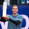 Jan-Lennard Struff jubelt nach dem Spiel mit dem Pokal.