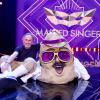 Hugo Egon Balder, Moderator, sitzt als enttarnte Figur «Der Couchpotato» in der Prosieben-Show «The Masked Singer» auf der Bühne.