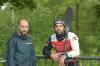 Weltcup-Wettkampfleiter Fabian Dörfler und AKV-Kanute Hannes Aigner beobachten die Rennen am Eiskanal.  