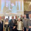Der Jubilar Reinhard Pachner mit seiner Ehefrau Maria und einigen der zahlreichen Festgäste beim Empfang zu seinem 80. Geburtstag im Friedberger Rathaus. Im Hintergrund liefen Bilder aus seinem Leben.