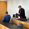 Der Angeklagte, hier mit seinem Verteidiger Michael Weiss, soll Mitglied einer Schockanrufer-Bande sein. Der 27-Jährige muss sich seit Donnerstag vor dem Augsburger Landgericht verantworten.