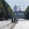 Radfahrer sind auf der Straße des 17. Juni unterwegs.