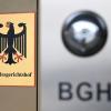 Vor dem Bundesgerichtshof (BGH) ist ein Schild mit dem Bundesadler und dem Schriftzug "Bundesgerichtshof" angebracht.