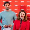 Kian Niroomand (l), SPD-Landesvize in Berlin, und Jana Bertels, frühere Co-Vorsitzende der Berliner SPD-Frauen, stehen bei einer Pressekonferenz nach der Auszählung der Stimmen zur Wahl neuen Doppelspitze der Berliner SPD zusammen.