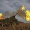 Die ukrainische 152-mm-Panzerhaubitze Dana feuert auf russische Stellungen in der Region Donezk.