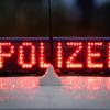 Der Schriftzug „Polizei“, aufgenommen während einer Verkehrskontrolle an der Berliner Straße.