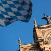 Eine Bayernflagge weht vor dem bayerischen Landtag.