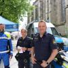 Dienststellenleiter der Polizeiinspektion Donauwörth Marco Oberfrank mahnt zusammen mit seinen Kollegen Julia Kullmann und Thomas Schwegler Radfahrer zur Schrittgeschindigkeit an.
