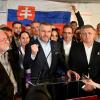 Präsidentschaftskandidat Peter Pellegrini, Mitte, feiert nach der Stichwahl in der Slowakei. Laut Auszählungen gewinnt er noch in der Nacht die Kandidatur.