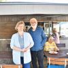 Brigitte und Johannes Tengler sind diesen Freitag zum Mittagessen am Stand der Freunde der Zusaminsel. Auf dem Wertinger Wochenmarkt ist Brigitte Tengler Stammkundin, sie deckt sich freitags für die ganze Woche ein. 