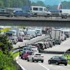 Ein Stau auf der A8 bei Augsburg: 2023 waren wieder mehr Autofahrer als im Vorjahr unterwegs.