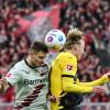Leverkusens Josip Stanisic und Dortmunds Julian Brandt kämpfen um den Ball.