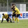 Lukas Lauft und Qendrim Thaqi (rechts) helfen dem gefoulten Felix Egger (links) wieder auf die Beine. Manuel Kasakowski verwandelte den fälligen Strafstoß zur 1:0-Führung des FC Lauingen gegen Ziemetshausen.