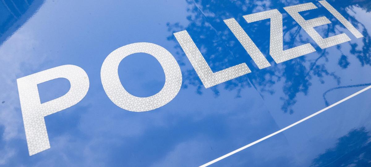 Unfall auf Edeka-Parkplatz in Bellenberg: Weißer Audi nach Fahrerflucht beschädigt