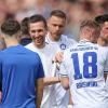 Karlsruhes Trainer Christian Eichner (2.v.l) jubelt mit Daniel Brosinski (2.v.r) über den 1:0-Sieg.