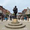 Eine Statue von William Shakespeare in der englischen Stadt Stratford-upon-Avon.