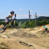 In einem Dirtpark, einem künstlich angelegten Parcours aus Erd- und Lehmhügeln, können mutige Radler große Sprünge machen. 