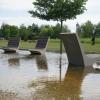 Diese Liegestühle im Aichacher Stadtgarten stehen noch unter Wasser.