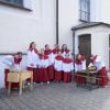 Die Ministranten betätigen die Ratschen zu Beginn des Gottesdienstes in St. Johannes Baptist in Asch (Fuchstal).