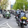 Zahlreiche Motorräder fahren in einem Korso durch die Kulmbacher Innenstadt.