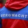 Der Schriftzug Bergwacht steht auf der Einsatzkleidung eines Bergwachtmitgliedes.