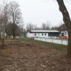 Beim Kleinaitinger Sportplatz wurden Bäume und Sträucher zum Schutz von Spielern und Zuschauern zurückgeschnitten.