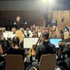 Mit rund 90 Musikerinnen und Musikern, hier mit Dirigenten Gerhard Böck, spielte das Schulorchester der Realschulen Kaufering, Landsberg und Schongau sowie der FOS/BOS Landsberg in der Lechauhalle in Kaufering.