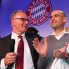 Karl-Heinz Rummenigge (l) Vorstandsvorsitzender des FC Bayern München unterhält sich am 21.05.2016 bei der Meisterfeier des FC mit Trainer Pep Guardiola.
