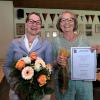Mathilde Rochau (rechts) wird von Bürgermeisterin Mirjam Steiner für ihre langjährige Vereinsmitgliedschaft ausgezeichnet.