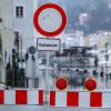 Eine vom Hochwasser der Donau Überschwemmte Straße ist gesperrt.