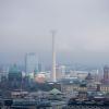 Der Berliner Fernsehturm verschwindet in tief hängenden Wolken.