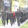 Dutzende Soldaten und einige Zivilisten liefen am Dienstag 14 Kilometer durch Neuburg, um an drei gefallene Kameraden zu erinnern.