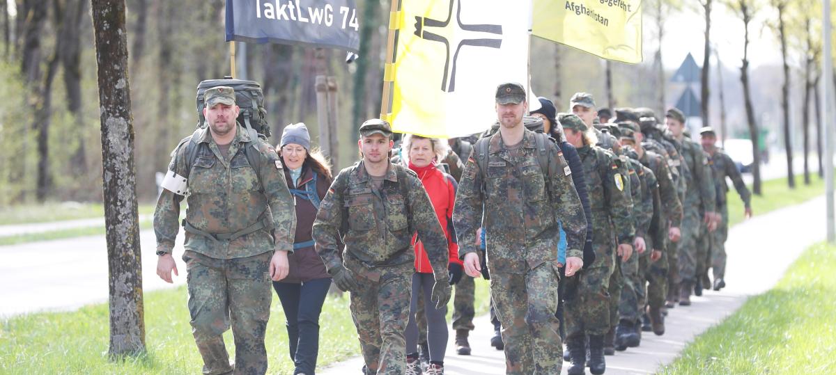 16 Kilometer, 16 Kilo Gepäck: Was steckt hinter dem Gedenkmarsch der Neuburger Soldaten?