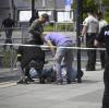 Polizisten nehmen einen Mann fest, nachdem der slowakische Ministerpräsident Fico nach einer Kabinettssitzung in der Stadt Handlova angeschossen und verletzt worden. 