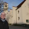 Dieter Heiler vor St. Konrad im Bärenkeller. Er ist der Enkel des Architekten Michael Kurz.