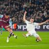 Edson Alvarez (l) von West Ham United trifft zum 2:0.