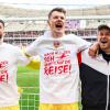 Stuttgarts Torwart Fabian Bredlow (l-r), Stuttgarts Torwart Alexander Nübel und Stuttgarts Maximilian Mittelstädt jubeln nach dem Spiel und bedanken sich bei den Fans. Nübel freut sich auf die Heim-EM.