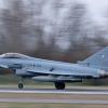 Ein Eurofighter startet während des Verabschiedungsappells des Taktischen Luftwaffengeschwaders 74 für die NATO-Mission „Verstärkung Air Policing Baltikum“ am Fliegerhorst.