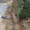 Am Kirchberg in Leitershofen will die Stadt Stadtbergen einen Schutz vor abfließendem Wasser herstellen. Dafür wurde zunächst die Hecke von Peter Merk zurückgeschnitten. Jetzt soll sie ganz entfernt werden.
